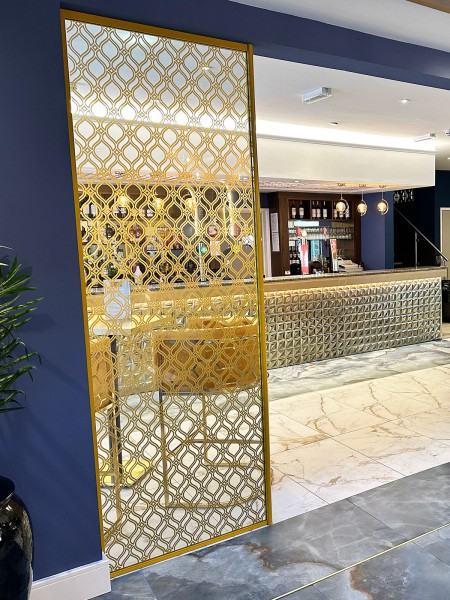 Tandoori Hut Restaurant (Barnsley, South Yorkshire): Glass Room Dividers With Gold Framework