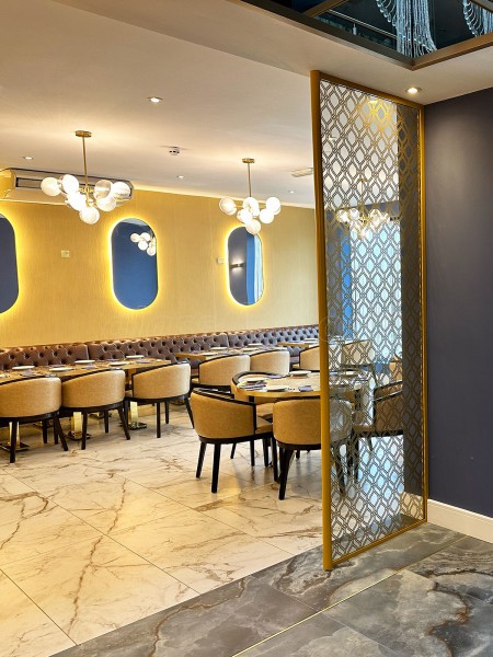 Tandoori Hut Restaurant (Barnsley, South Yorkshire): Glass Room Dividers With Gold Framework