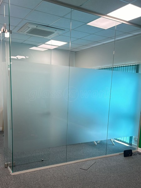 The Property Crew (Tower Bridge, London): Acoustic Glass Corner Office