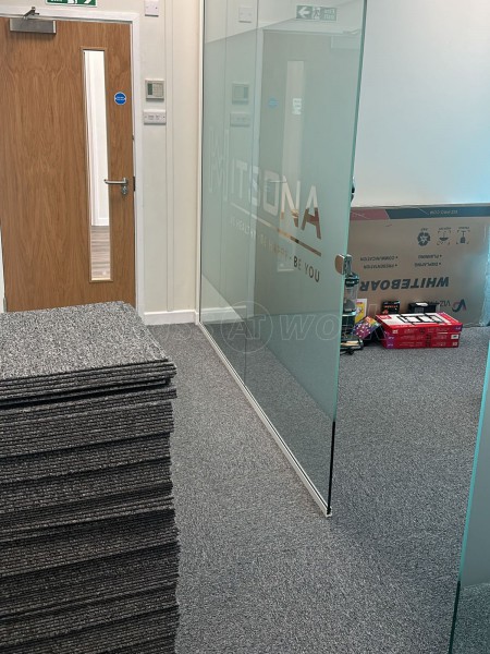 The Property Crew (Tower Bridge, London): Acoustic Glass Corner Office