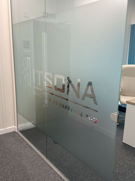 The Property Crew (Tower Bridge, London): Acoustic Glass Corner Office