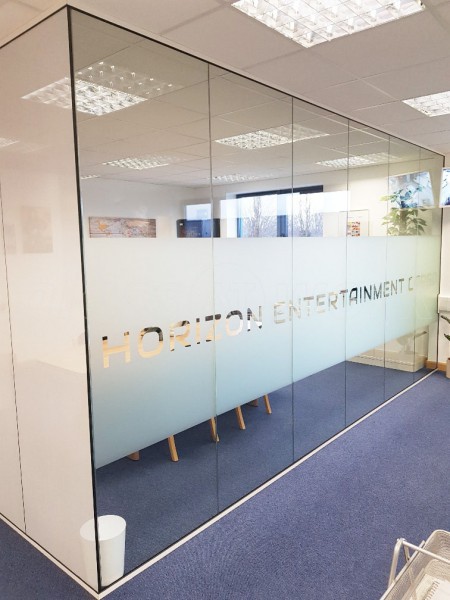 Horizon Entertainment Cargo (Richmond upon Thames, Greater London): Glass Corner Room With Part One-Way Window Film