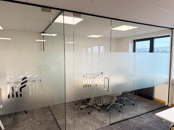 Modup (Hampton, Greater London): Partitions for Side-by-side Glass Offices