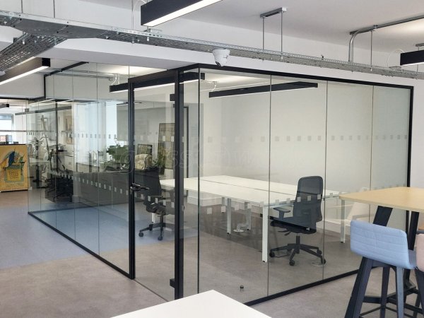 Ostro (Fitrovia, London): Three Sided Glass Meeting Room