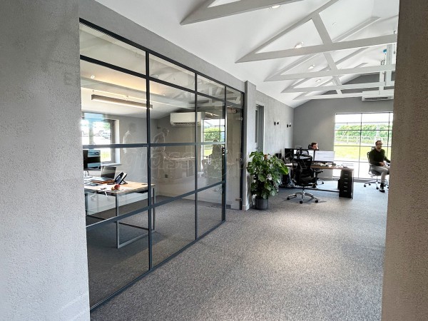 Dover Design (Stockbridge, Hampshire): T-Bar Office Partition With Black Metal Bands