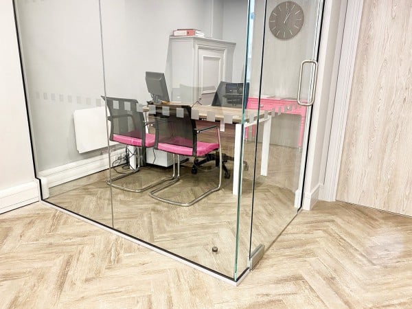 Duncan Yeardley Estate Agents (Sunninghill, Berkshire): Toughened Glass Corner Room