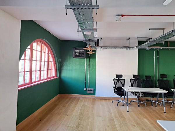 Eurowin Limited (Shoreditch, London): T-Bar Industrial-Style Glass Corner Room