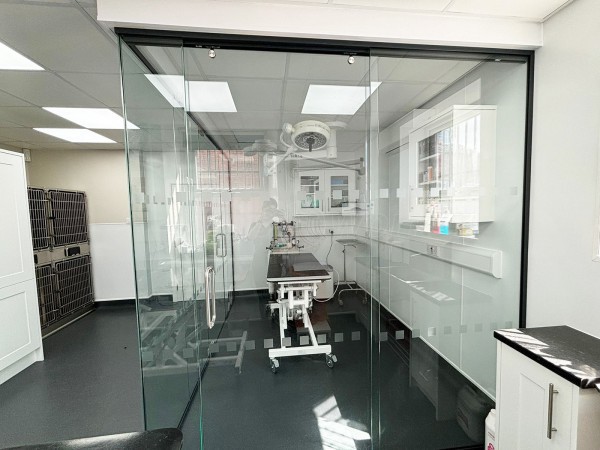 Gondas Veterinary Practice (Rotherham, South Yorkshire): Vet Clinic Glass Operating Theatre