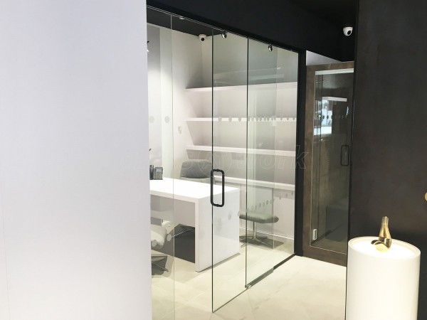 Guildprime Specialist Contracts Ltd (Fulham, London): Frameless Glass Sliding Door With Black Trackwork & Handle