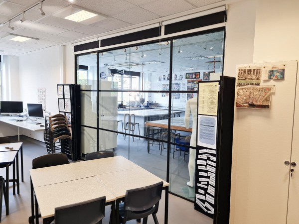 MTWarchitects (Harrow, London): Sliding Toughened Glass Double Doors With Black Metal Banding