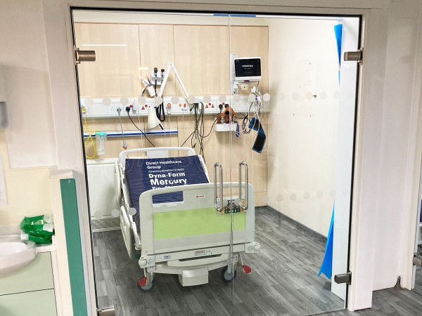 Doncaster Royal Infirmary (Doncaster, South Yorkshire): Frameless Glass Double Doors To Form Cubicles In The New A&E Wing