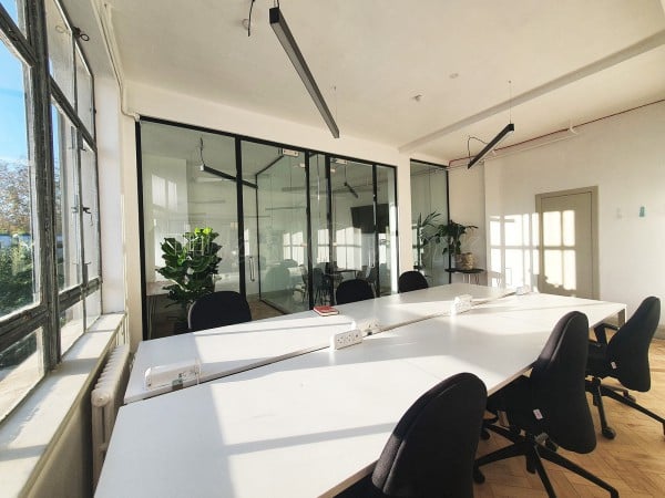 The Sandbox Workspace (Aldgate, London): Toughened Glass Office Pods