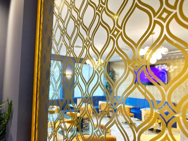 Tandoori Hut Restaurant (Barnsley, South Yorkshire): Glass Room Dividers With Gold Framework