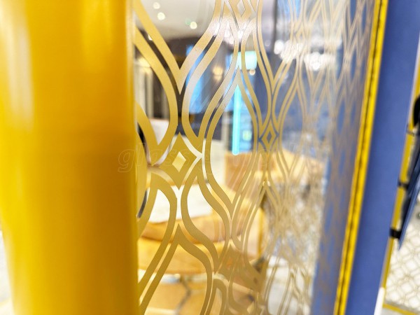 Tandoori Hut Restaurant (Barnsley, South Yorkshire): Glass Room Dividers With Gold Framework