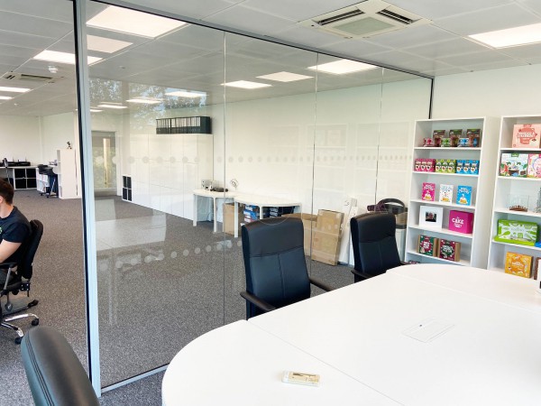 Bakedin (Basingstoke, Hampshire): Two Glass Rooms With Glazed Separating Wall With Soundproofing