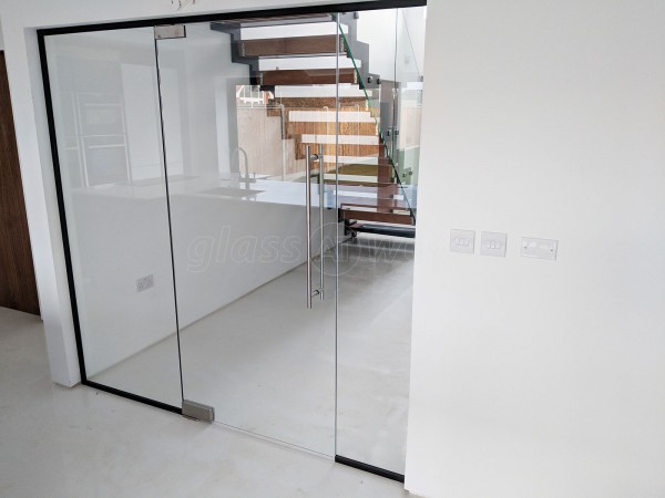 Single Glazed Frameless Glass Office Partitioning