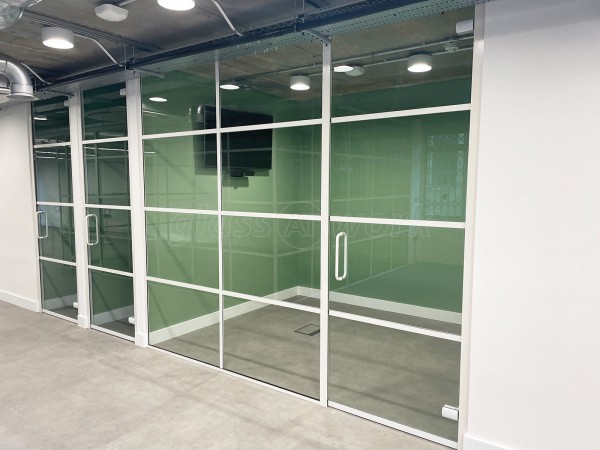 Carbon Interiors LTD (Hoxton Square, London): White Industrial Style T-Bar Glass Office Rooms