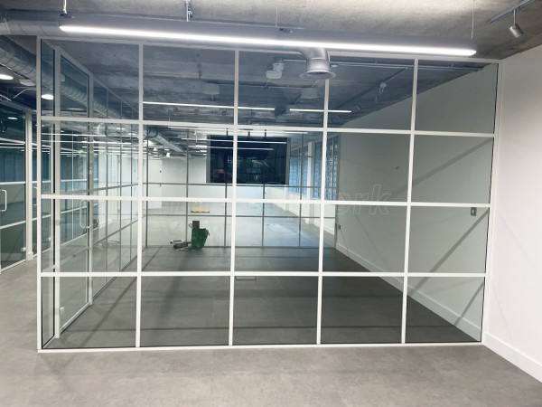 Carbon Interiors LTD (Hoxton Square, London): White Industrial Style T-Bar Glass Office Rooms