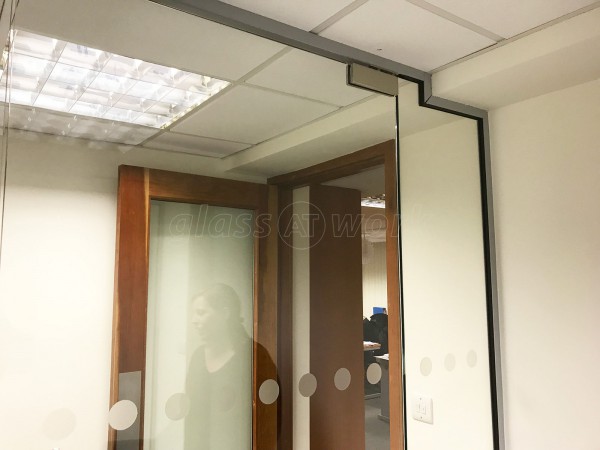 Beachcomber Tours (Guildford, Surrey): Frameless Glass Room Divider With Door