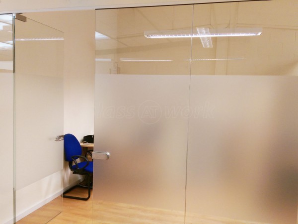 Watersplash Services (Borehamwood, Hertfordshire): Modern Frameless Toughened Safety Glass Partition With Door