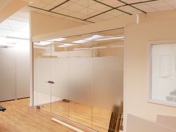 Watersplash Services (Borehamwood, Hertfordshire): Modern Frameless Toughened Safety Glass Partition With Door