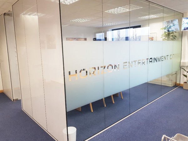 Horizon Entertainment Cargo (Richmond upon Thames, Greater London): Glass Corner Room With Part One-Way Window Film