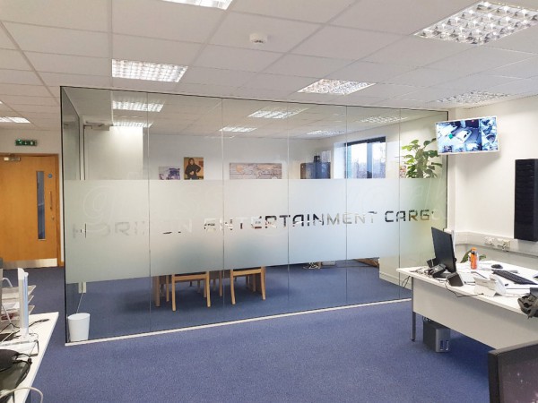 Horizon Entertainment Cargo (Richmond upon Thames, Greater London): Glass Corner Room With Part One-Way Window Film