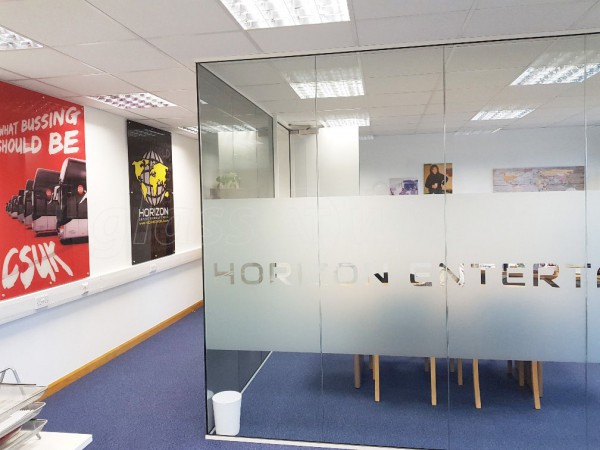 Horizon Entertainment Cargo (Richmond upon Thames, Greater London): Glass Corner Room With Part One-Way Window Film