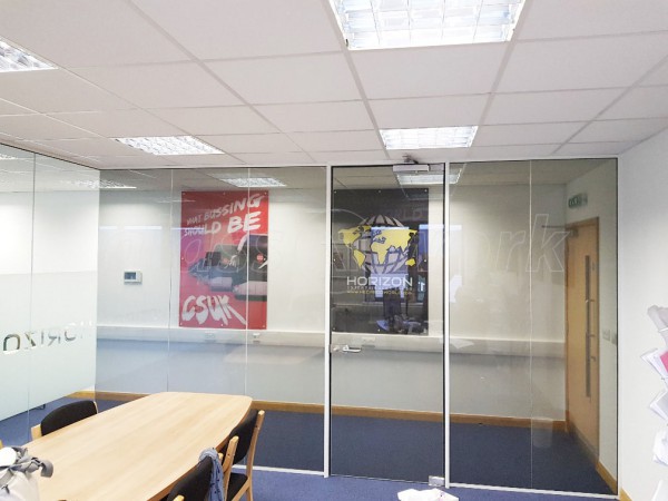 Horizon Entertainment Cargo (Richmond upon Thames, Greater London): Glass Corner Room With Part One-Way Window Film