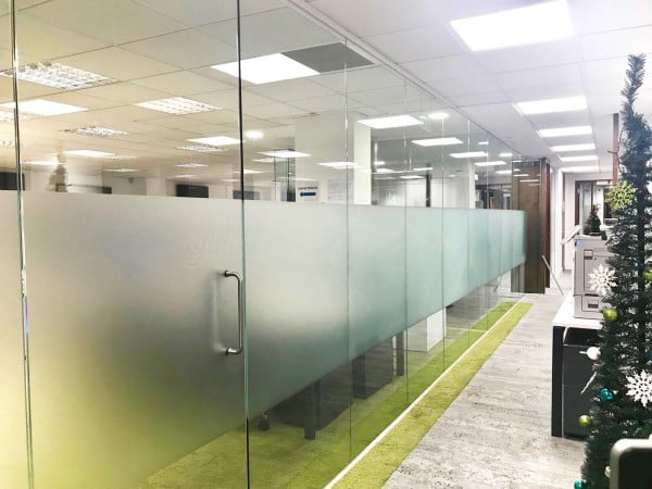 Linear Investments Ltd (Westminster, London): Frameless Glass Partitioning Office Fitout