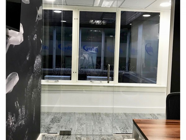 Linear Investments Ltd (Westminster, London): Frameless Glass Partitioning Office Fitout
