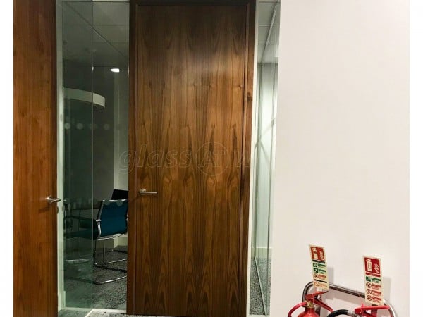 Linear Investments Ltd (Westminster, London): Frameless Glass Partitioning Office Fitout