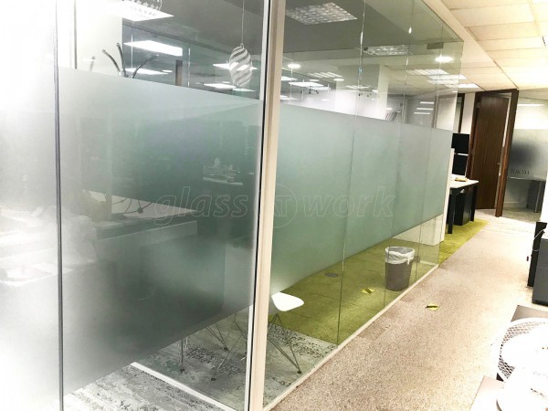 Linear Investments Ltd (Westminster, London): Frameless Glass Partitioning Office Fitout