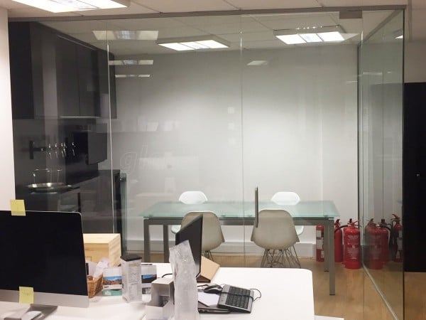 Frizzenti Ltd (City of London, London): Glass Corner Office Partition