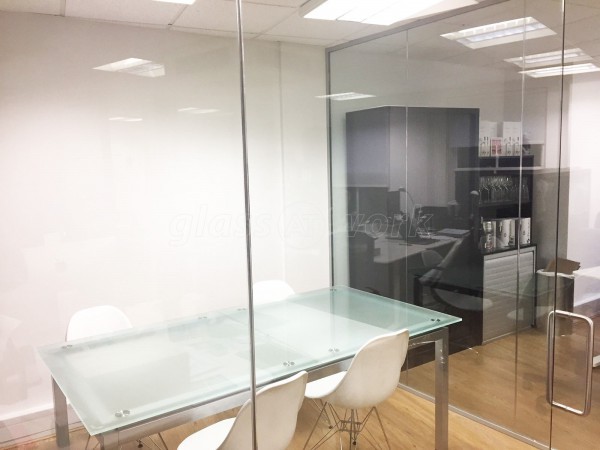 Frizzenti Ltd (City of London, London): Glass Corner Office Partition