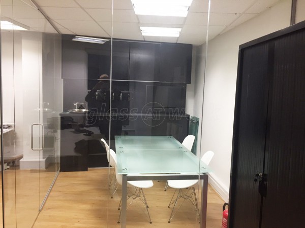 Frizzenti Ltd (City of London, London): Glass Corner Office Partition