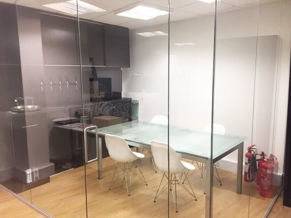 Frizzenti Ltd (City of London, London): Glass Corner Office Partition