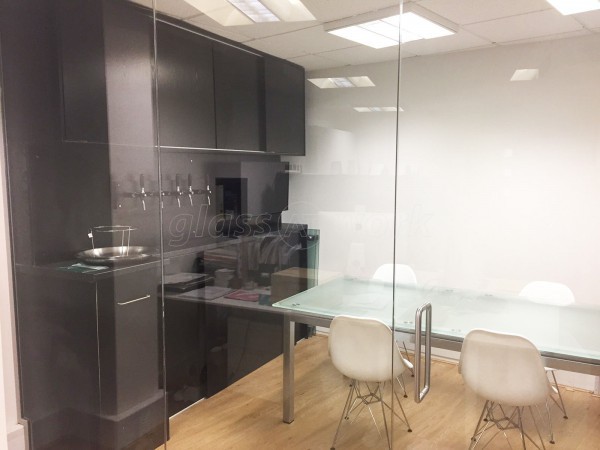 Frizzenti Ltd (City of London, London): Glass Corner Office Partition